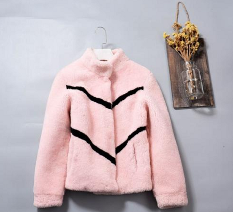 羊羔毛<a href=http://5ball.cn/ target='_blank'>面料</a>的特點有哪些？羊羔毛面料多少錢一米？